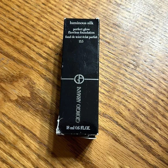 Giorgio Armani LUMINOUS SILK NATURAL GLOW FOUNDATION Shade 13.5 - Picture 7 of 8